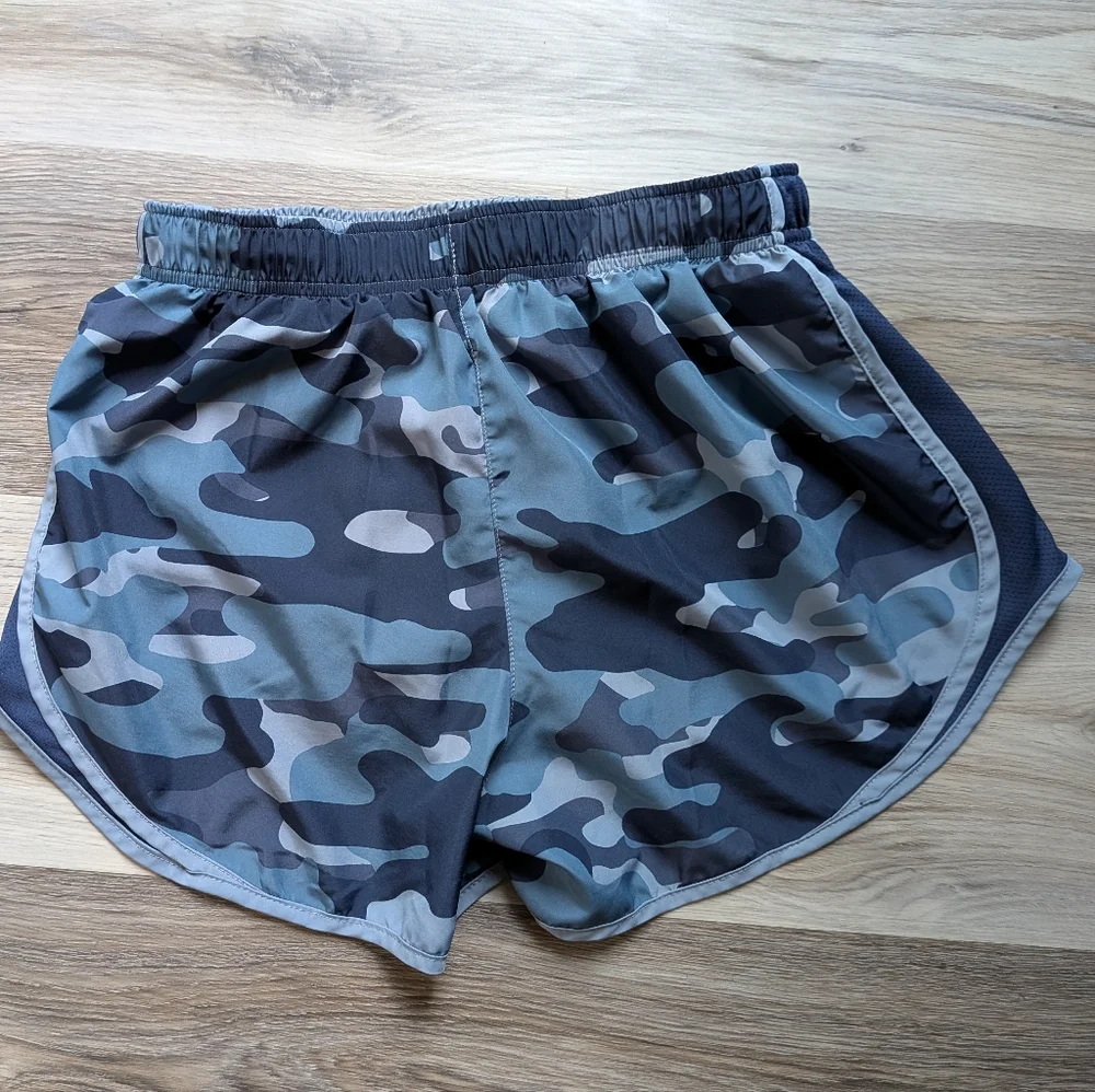 Women's Nike Athletic Shorts Medium Like New Camo‎ Print - Picture 4 of 4